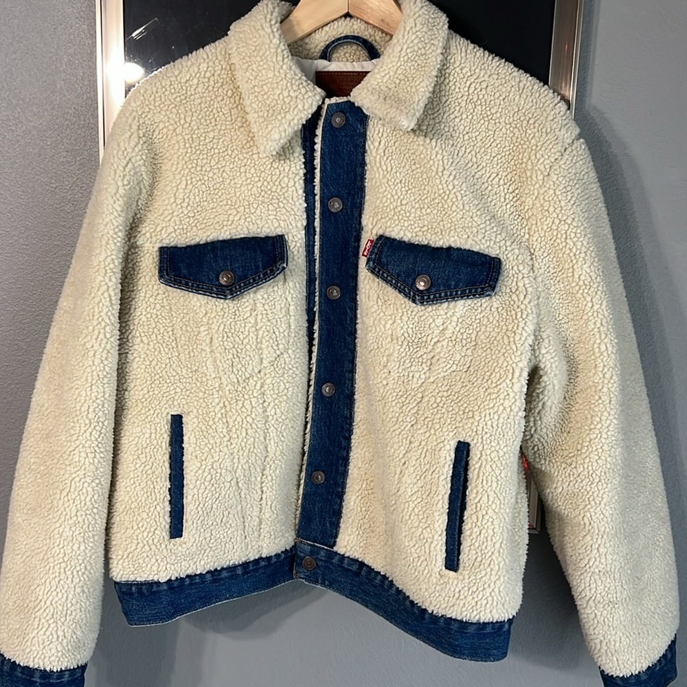 excellent condition Levi’s Denim Sherpa trucker jacket women’s large
